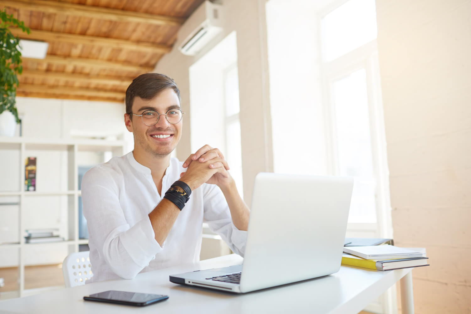 homem com laptop pesquisando sobre CTE como emitir cte